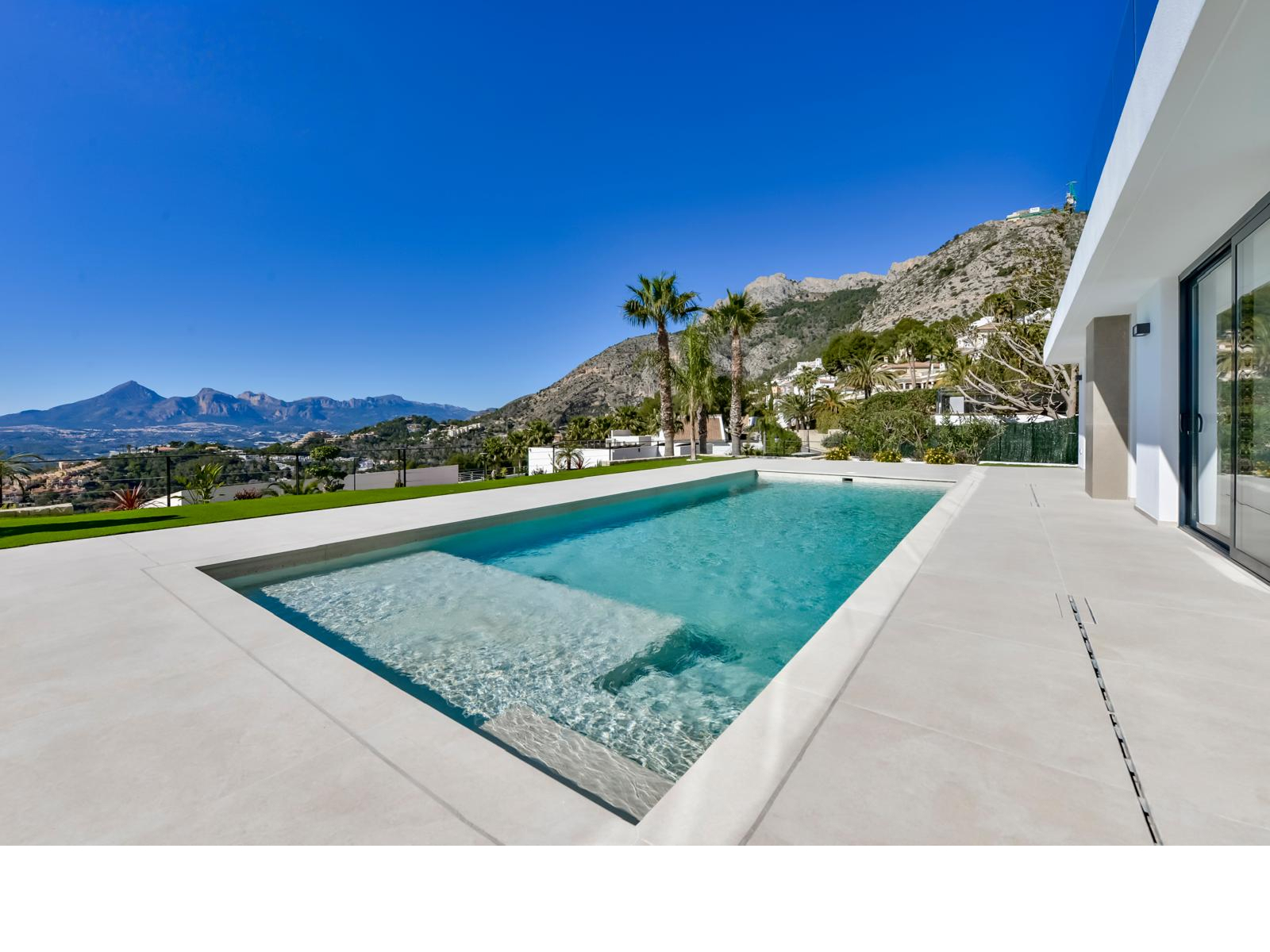 Villa premium de obra nueva en Altea con vistas panorámicas y diseño contemporáneo